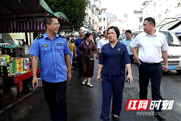 江华:龙飞凤调研县城老旧小区改造和市场环境卫生工作