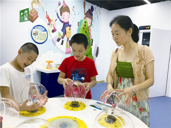 亲子活动参观科技馆 萌娃走进父母参建的科技馆 亲子探秘点亮童心