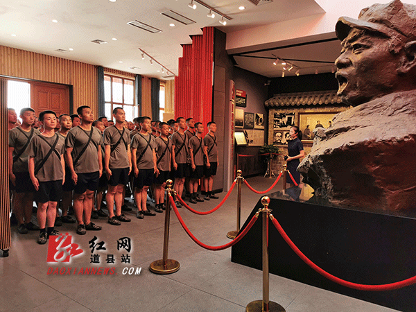 预征新兵聆听陈树湘烈士的英勇事迹.gif