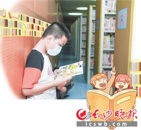 　　小读者聚精会神地看书。长沙图书馆供图