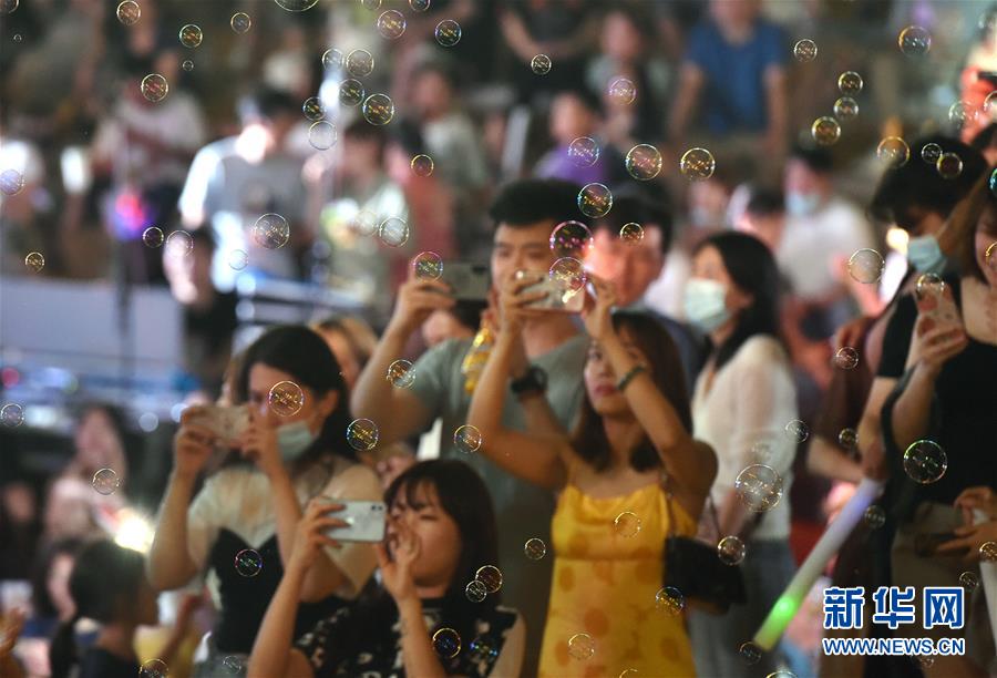 （新华视界）（1）城市街区里的音乐派对