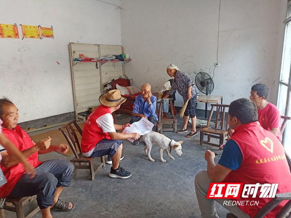 进村入户发放禁渔宣传单.jpg