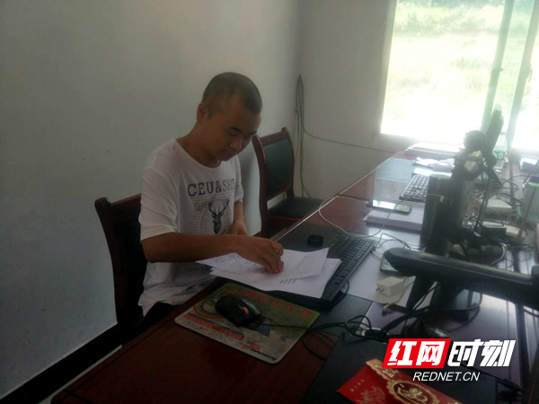 图为驻村工作队员正在为学生办理相关入学手续。.jpg