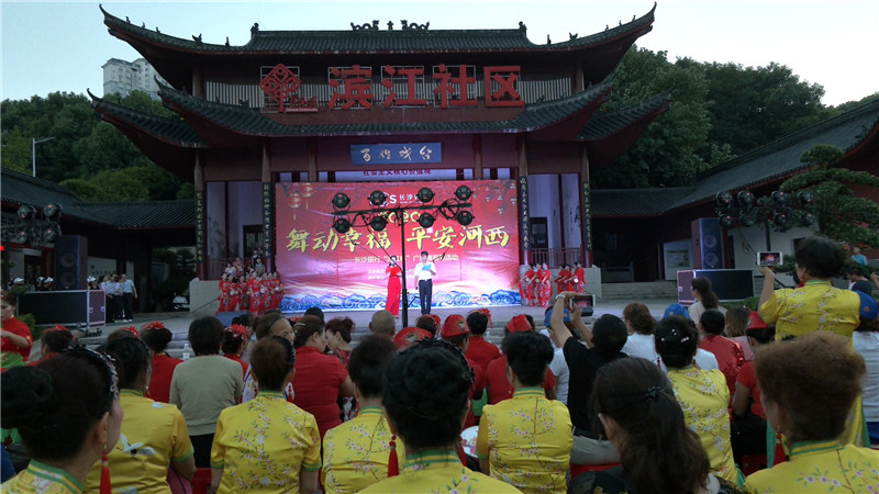 河西街道滨江社区文艺汇演.jpg