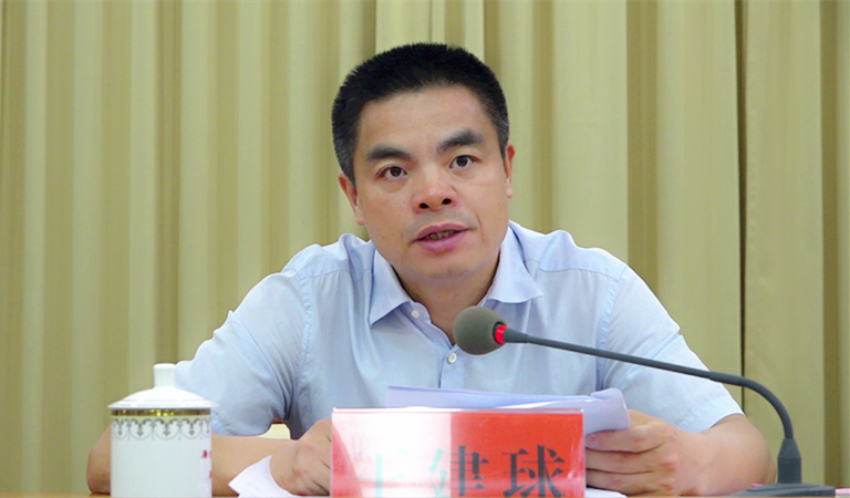 会上,县委副书记,莽山林管局党委书记傅景龙传达了全省,全市坚决克服