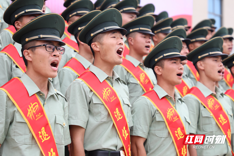 9月1日上午，武警郴州支队举办士兵退役仪式，图为退役士兵高唱中国人民解放军军歌（蒙勇高 摄）.jpg