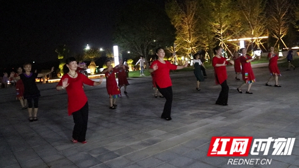岳阳：从工厂到公园 一样的广场舞 跳在不一样的滨江新城