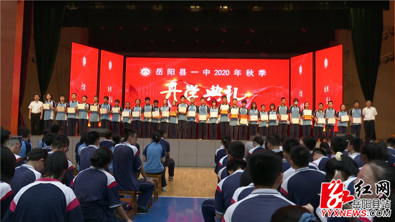 为优秀学生颁发助学金_副本.jpg