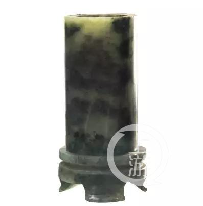 临湘市博物馆展出的原属于潘泽黄的玉笔筒。/受访者供图
