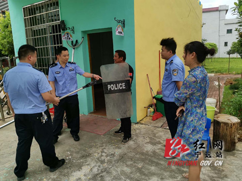 新学期，新使命，宁远公安全力护航“开学季”2_副本500.jpg
