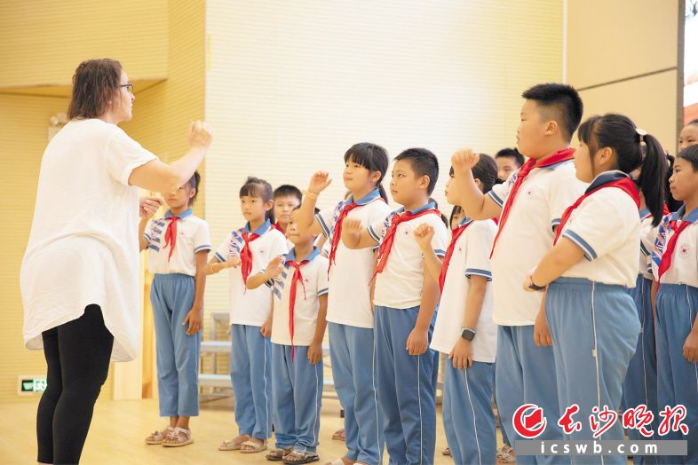 　　近日，志愿者兰迪老师在指挥安仁县城关中心小学“春之声”合唱团演唱。　　长沙晚报通讯员 易美玲 摄