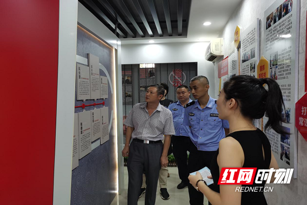 到场人员在志愿者带领下参观禁毒教育微展厅.png