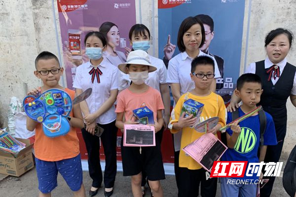 华融湘江银行工作人员与参与有奖问答孩子们合影留念_副本.jpg