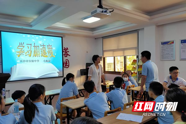 讲座现场，学生向老师提问_副本.jpg