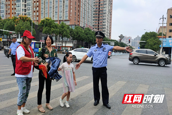 家长对于志愿者和民警的“护送”回以笑容表示非常舒心.jpg