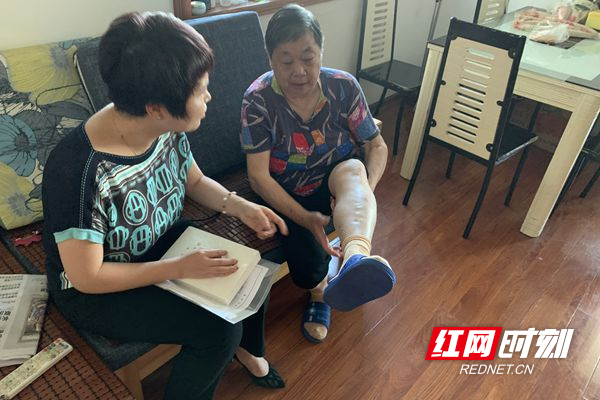 慰问患病老人_副本.jpg