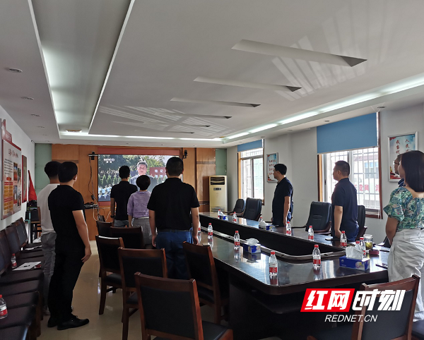 ↑东岸街道组织收看向抗战烈士敬献花篮仪式直播。.png