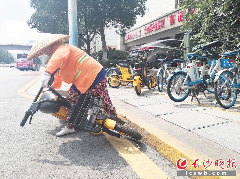 路边扶车 女环卫工这个平常举动很暖心