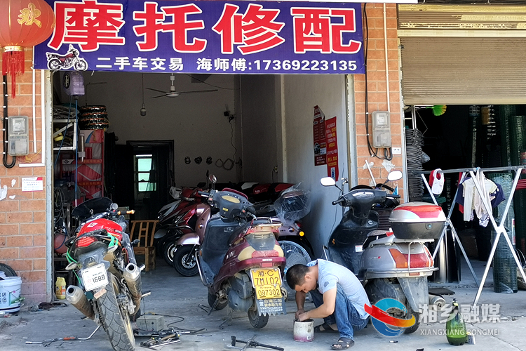 刘太白的摩托车修理店经营得有声有色。.jpg