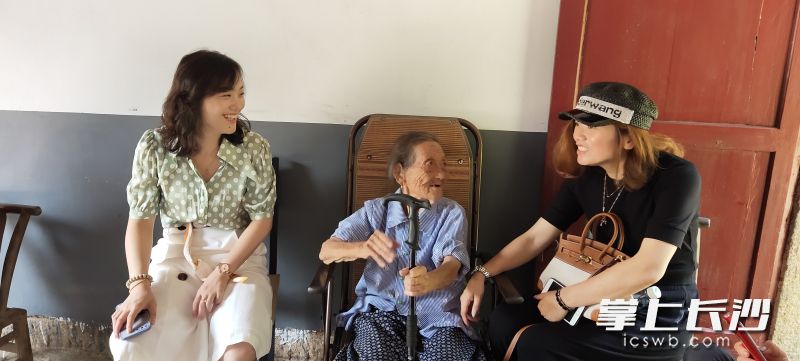 周奶奶与长沙志愿者相谈甚欢。通讯员 王先生 摄