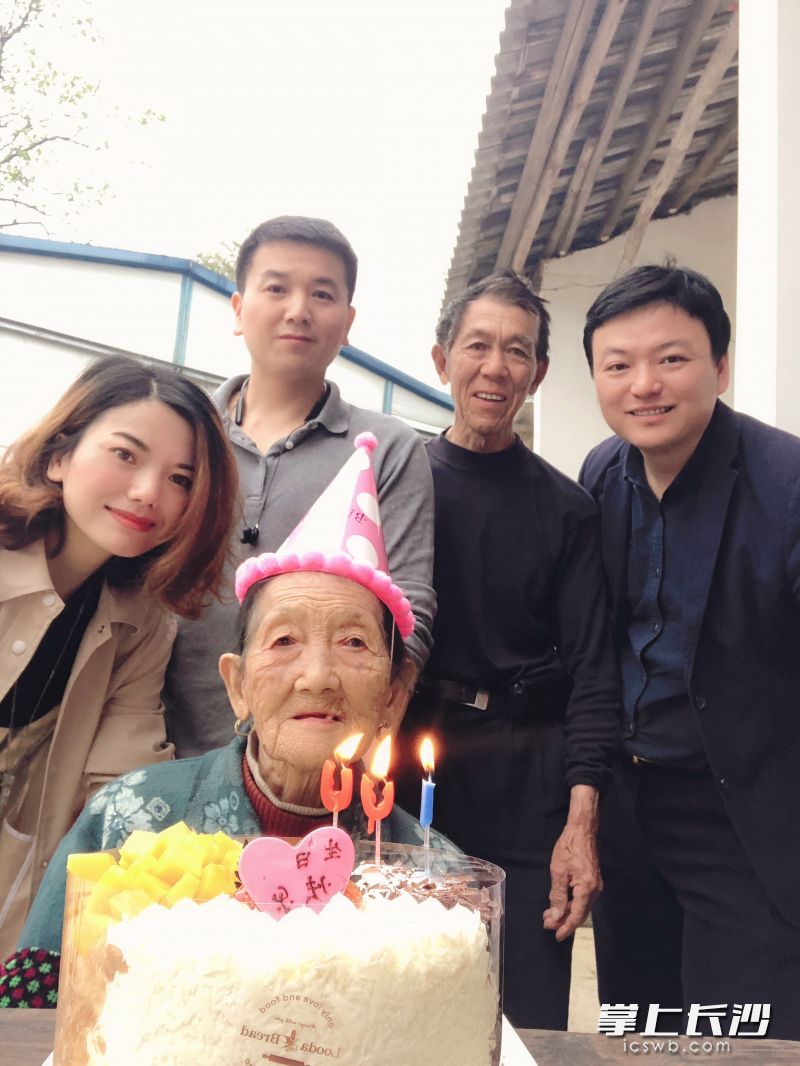 2016年，上百名志愿者赶赴偏僻小山村，为周张华老人提前庆祝了百岁生日。刘润初供图
