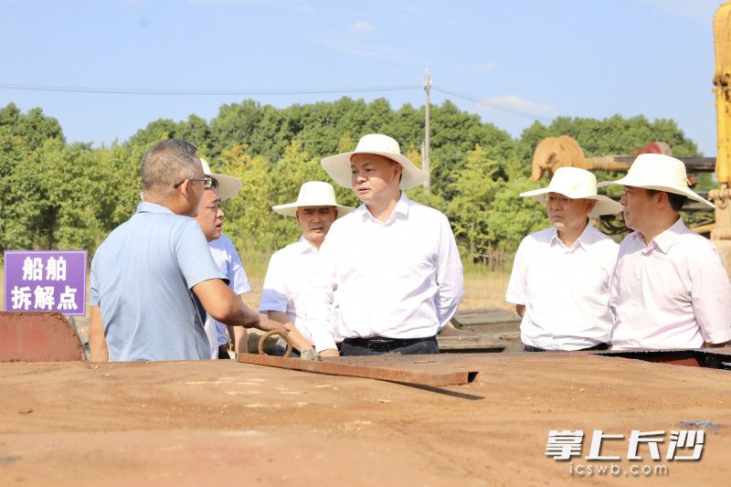 今天下午，郑建新到浏阳市调研全市禁捕退捕工作。 刘书勤 摄