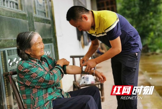 王贵初为乡亲上门测量血压.jpg