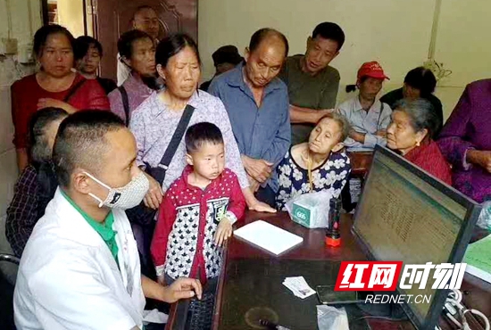 王贵初在为乡亲们进行免费诊疗.jpg
