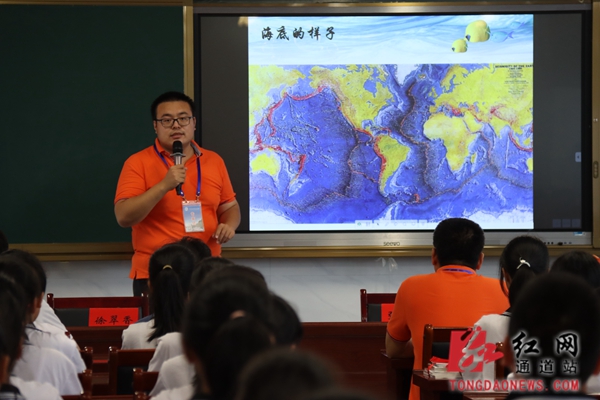 中国地质博物馆科普讲座讲师李知默专家为孩子们带来的《海洋和海洋的一生》。.jpg