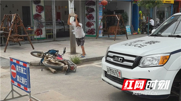 江永：摩托车无证无牌上路 司机撒泼耍赖砸车被拘