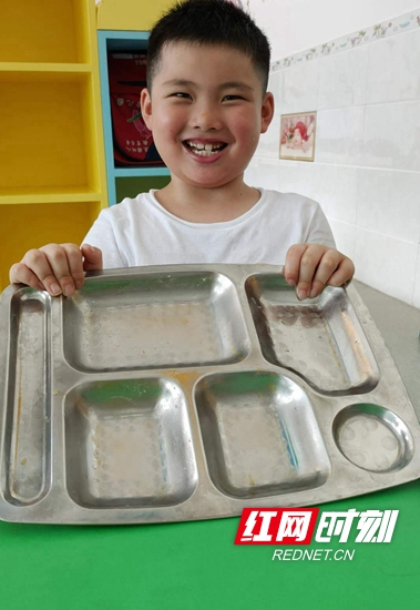 一名幼儿展示“光盘”.jpg