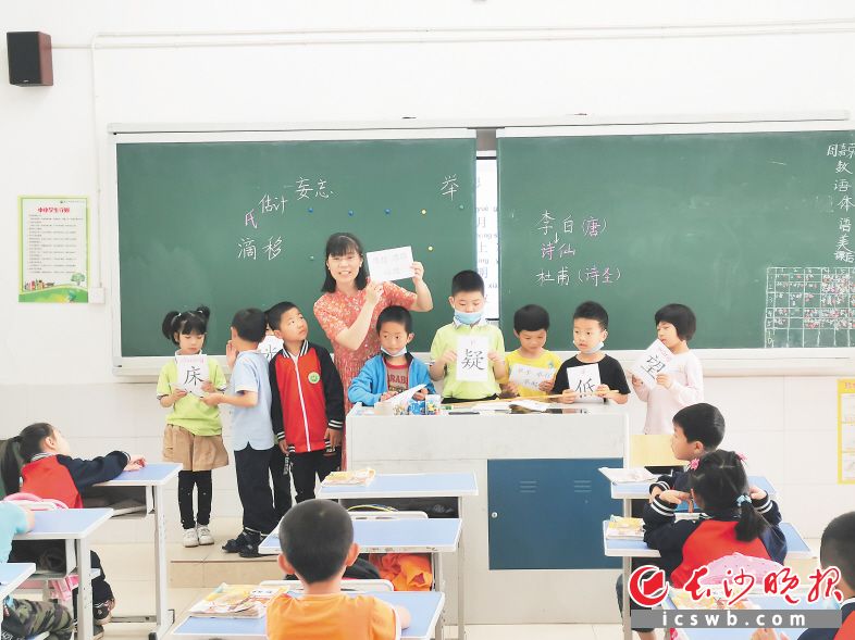 　　张琼芳认为，家长只需要负责督促孩子按时完成作业，辅导的任务应交给老师。图为张琼芳在给学生上语文课。             受访者 供图