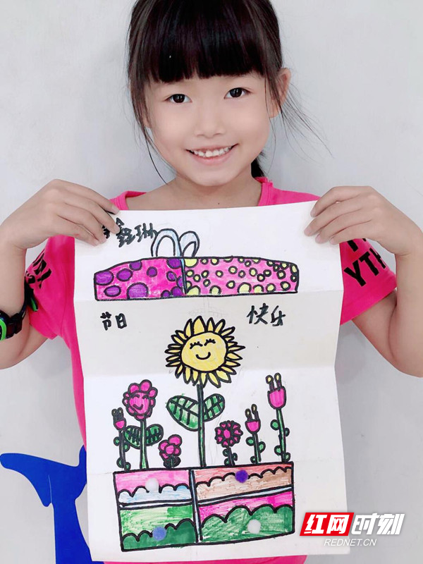 李鑫琳：这是自己第一次制作节日贺卡，希望老师会喜欢，也祝老师每天都像向日葵一样明媚！.jpg