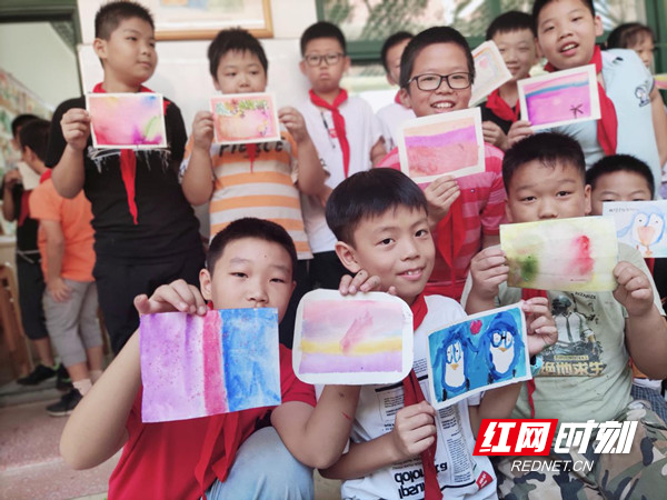 东风小学的孩子们：一份份真挚的祝福，代表一颗颗充满感激的心。愿您的喜悦，您的愿望，在您打开小卡片时能够同时满足！祝天下所有的老师节日快乐。.jpg