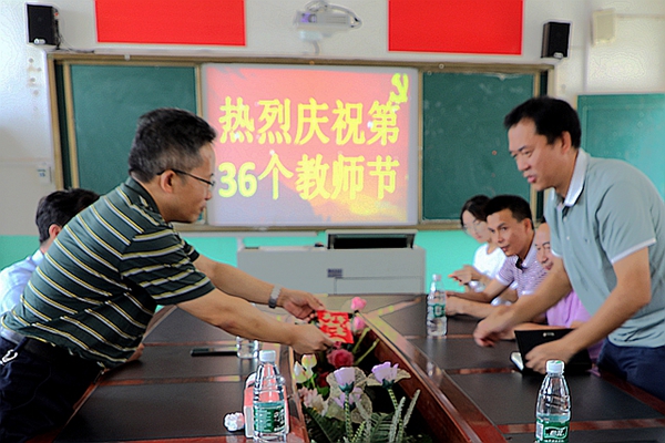 为教师送上慰问金。.jpg