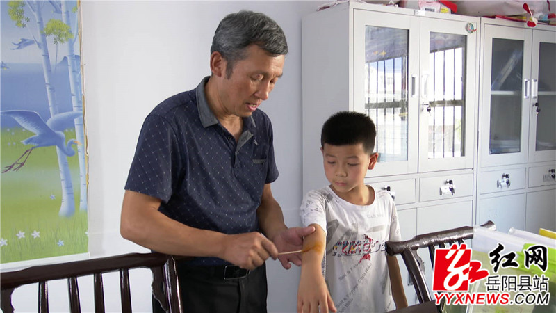 吴国望为受伤的学生涂抹碘酒消毒_副本.jpg