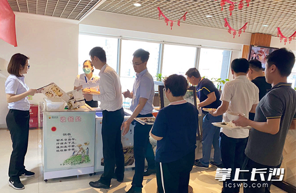 就餐时质量督查员引导楼宇就餐员工养成“光盘”习惯。.png
