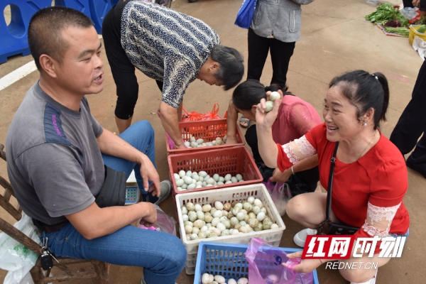 集市里,村民们正在买鸡蛋.jpg 集市里,村民们正在买鸡蛋.jpg