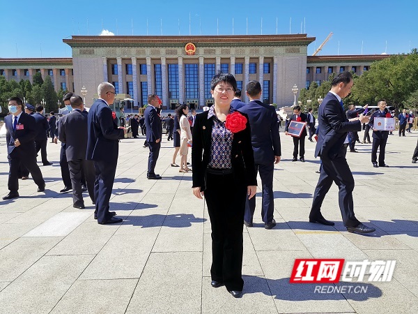 gaitubao_长沙市第一医院院长刘激扬代表医院接受表彰.jpg