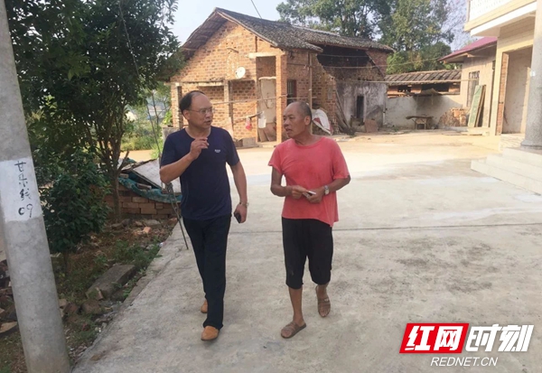 正当许健在扶贫路上"大展拳脚"的时候,一个电话把他叫回了湘潭.