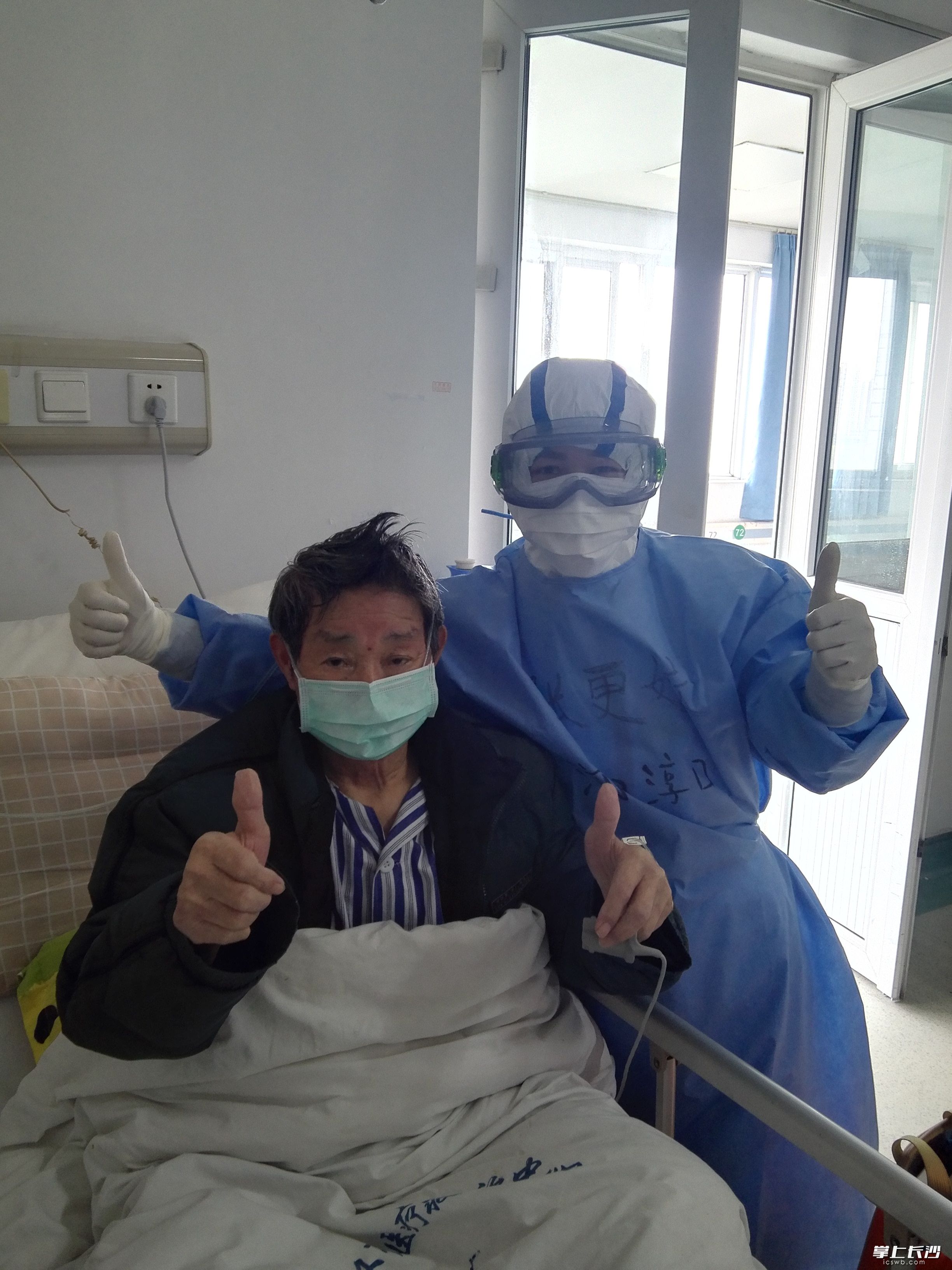 张更姣在武汉金银潭医院开展工作。