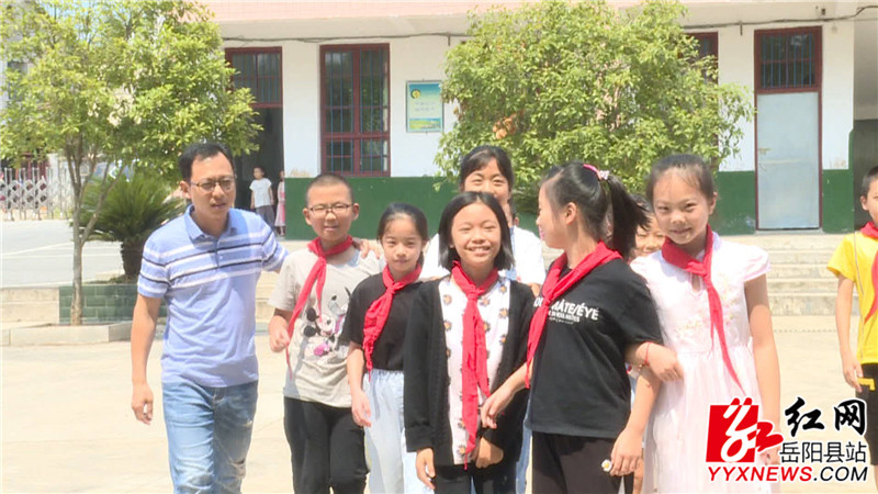 和学生们打成一片_副本.jpg