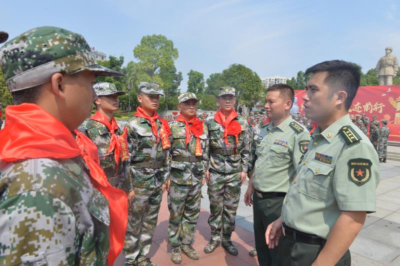 望城区人武部部长肖三军、政委文楚强勉励新兵们做雷锋式好战士。