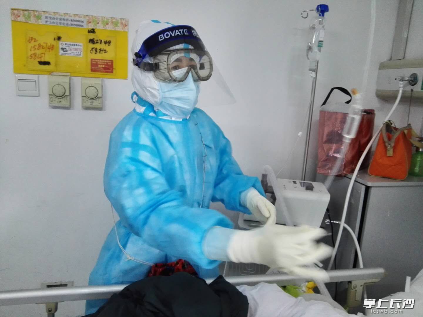 张更姣在武汉金银潭医院隔离病房工作。