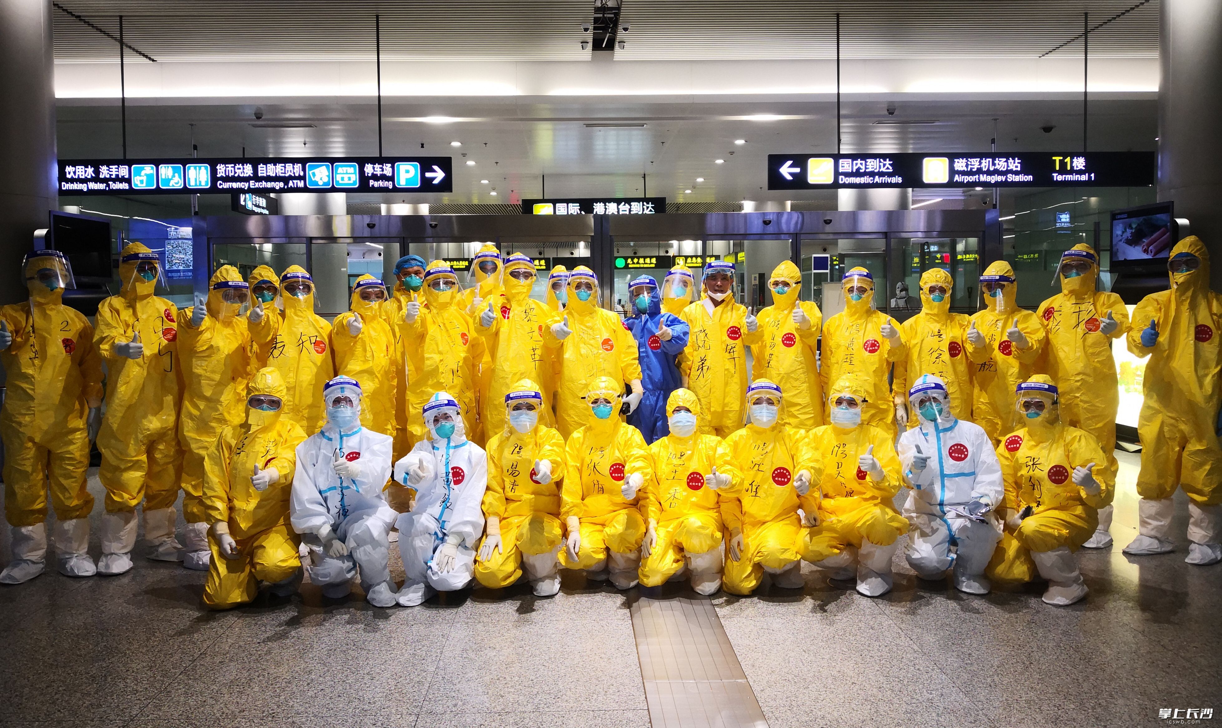 长沙黄花国际机场疫情防控联合指挥部工作人员，每天穿着厚厚的防护服坚守在抗疫前沿。 长沙县供图