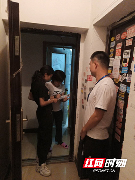 普查人员刘根衣服湿透仍在摸黑入户核实人口信息.jpg 普查人员刘根衣服湿透仍在摸黑入户核实人口信息.jpg