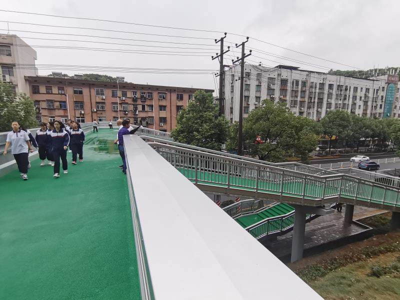 通了!湖南首座铝合金人行天桥在岳阳启用 可像积木一样拆换移动_时刻_红网