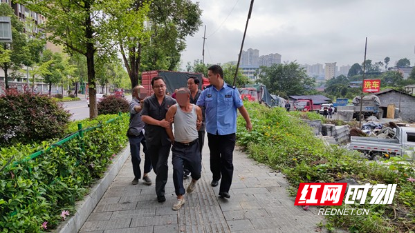 2、执行干警找到被执行人龙某先并将其带回法院.jpg