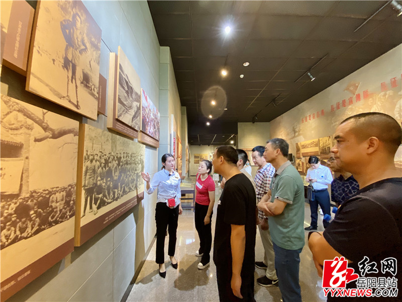 党员干部们参观任弼时纪念馆 (1).jpg