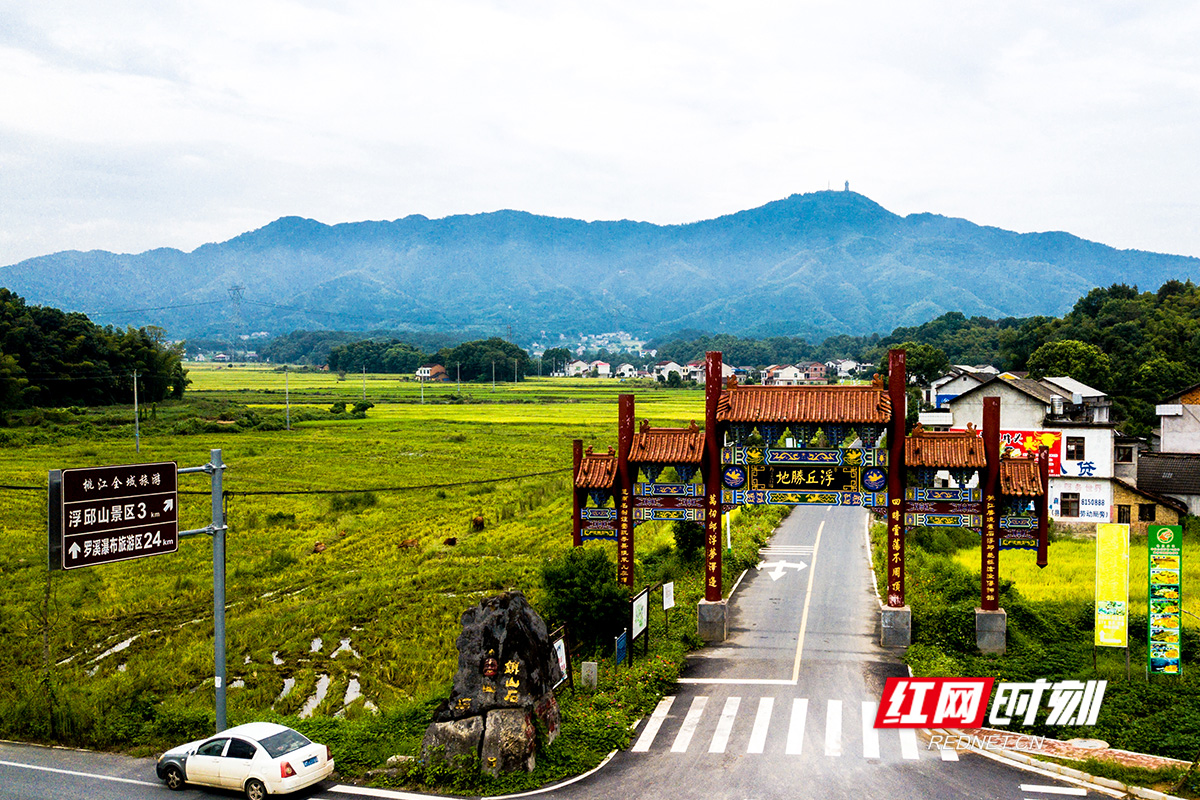 青山于稻田相映衬的浮丘胜地。.jpg